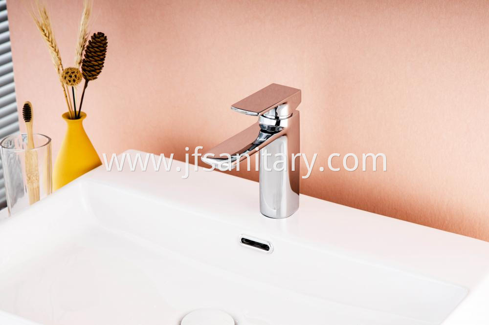 Brass Bathroom Water Faucets With Polished Chrome